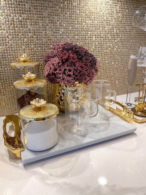 Luxury Glassware, Glam Kitchen Decor, Glam Kitchen, Coffee Bar Station, Golden Decor, Gold Tray, Casa Country, Coffee Bar Home, Double Wall Glass