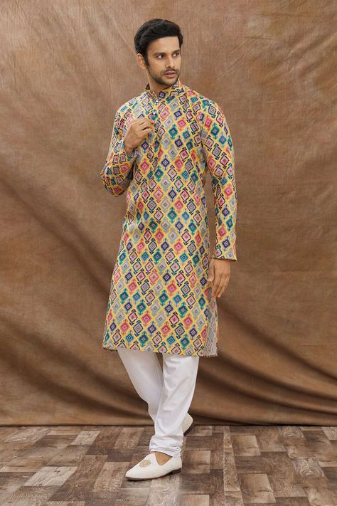 Outfits For Haldi, Kurta Designs Men's, Boys Kurta Design, Kurta Pajama Men, Yellow Kurta, Haldi Outfits, Haldi Outfit, Gents Kurta Design, Gents Kurta