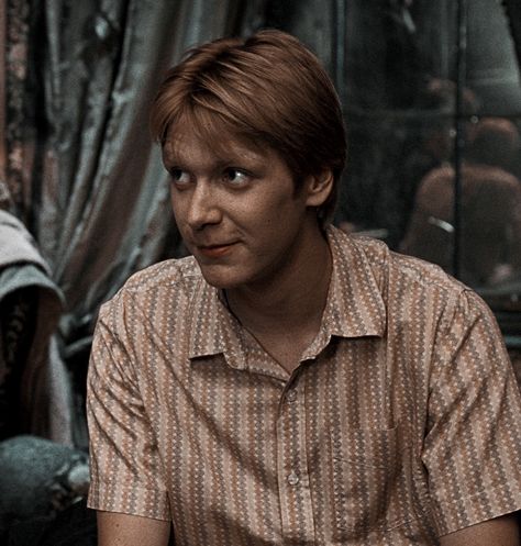 Fred Weasley Order of The Phoenix icon School Vibes Aesthetic, Wand Hogwarts, Weasley Wizard Wheezes, Weasley Aesthetic, Harry Potter Stories, Philosopher's Stone, Oliver Phelps, Fred And George Weasley, Weasley Twins