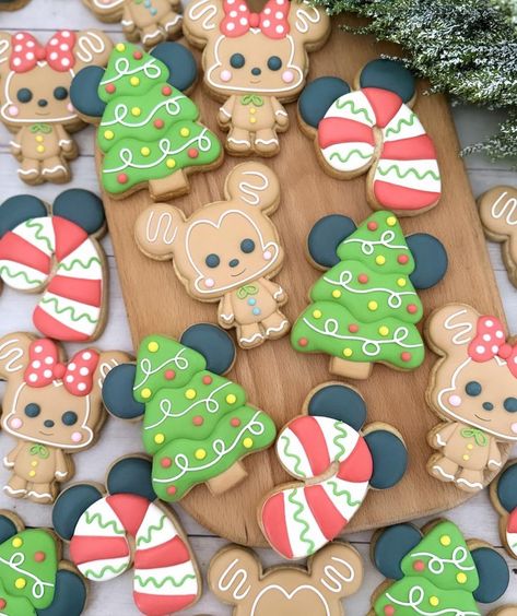 Disney Christmas Cookies, Cookie Glaze, Gingerbread Party, Disney Cookies, Holiday Party Foods, Christmas Disney, Holiday Images, Fancy Cookies, Party Recipes