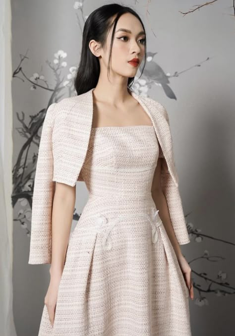 Classy Bodycon Dress, Mother Of The Bride Fashion, Chinese Fancy Dress, Tweed Dresses, Miss Universe Vietnam, Simple Wedding Gowns, Model Clothes, Inspired Clothes, Dress Models