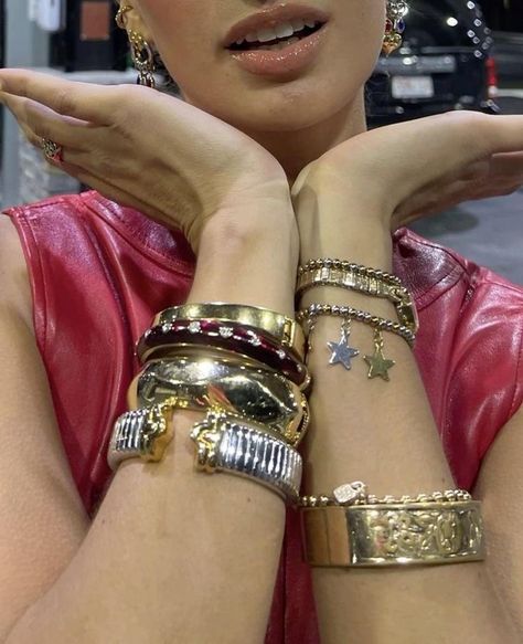 the best accessories! 😮‍💨🙌 #goldenjewellery #streetwearstyle #streetwearfashion #streetwearaddicted #girlsweardaily #cooljewelry #y2kinspo Dope Jewelry Accessories, Best Accessories, Dope Jewelry, Chunky Jewelry, Jewelry Fashion Trends, Funky Jewelry, Jewelry Lookbook, Stacked Jewelry, Gold Accessories