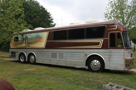 Willie Nelson Band's tour bus for sale on Craigslist - San Antonio Express-News Tour Buses For Sale, Inside The Bus, Bus Rv Conversion, Tour Manager, Buses For Sale, Tour Around The World, Tour Bus, Bus Conversion, East Texas