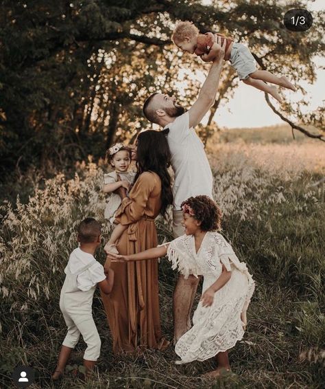 family session Jesse Salter Photography, Boho Family Photos, Family Photography Outfits, Family Portrait Outfits, Family Photo Colors, Family Photoshoot Poses, Fall Family Portraits, Family Portrait Poses, Fall Family Photo Outfits