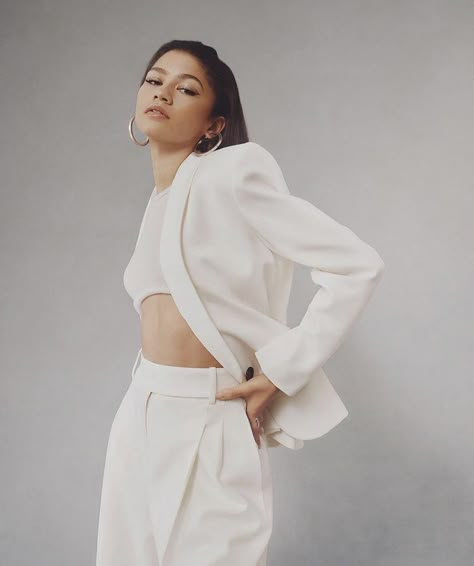 Zendaya Photoshoot, Mode Zendaya, Zendaya Maree Stoermer Coleman, Artsy Photography, Woman Aesthetic, Zendaya Coleman, Studio Photoshoot, Studio Ideas, Modeling Career