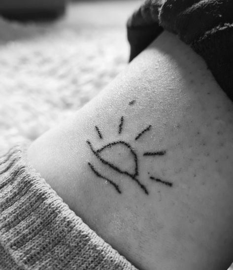 Ocean Stick And Poke Tattoo, Riri Tattoo, Sun Stick And Poke Tattoo, Tattoo Sunset, Stick Poke, Stick Poke Tattoo, Stick And Poke Tattoo, Sunset Tattoos, Sea Tattoo