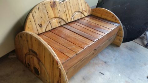 Cable Spool Furniture, Wooden Spool Ideas, Wooden Spool Projects, Spool Projects, Cable Spools, Spool Chair, Spool Ideas, Cable Reels, Spool Furniture