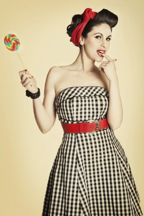 Cómo vestirse para una fiesta de los años 60 - 7 pasos Wedding Area, Pin Up Vintage, 1960s Outfits, Rockabilly Girl, Sock Hop, Rockabilly Style, Pin Up Outfits, Look Retro, Vintage Girl