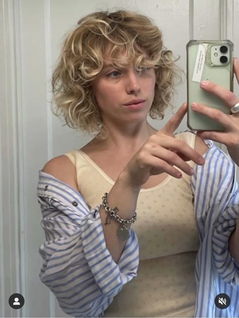 Blonde Short Hair Curly, Curly Bob Blonde, Short Curly Haircuts Blonde, Curly Blonde Short Hair, Curly Blonde Mullet, Short Curly Bleached Hair, Wavy Short Mullet Women, Short Wavy Hair Blonde, Curly Shullet Short