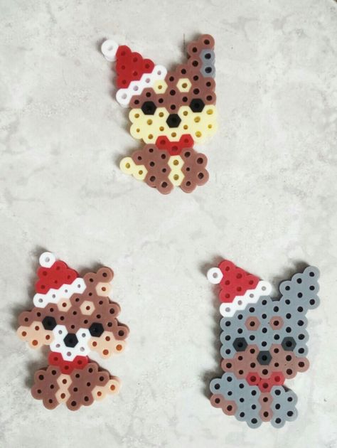 Perler Beads Hexagon Patterns, Pisla Ideas Christmas, Cute Christmas Perler Beads, Christmas Bead Art, Christmas Hamma Beads, Pyssla Ideas Christmas, Fuse Beads Christmas, Hexagon Perler Bead Patterns, Christmas Beads Ideas