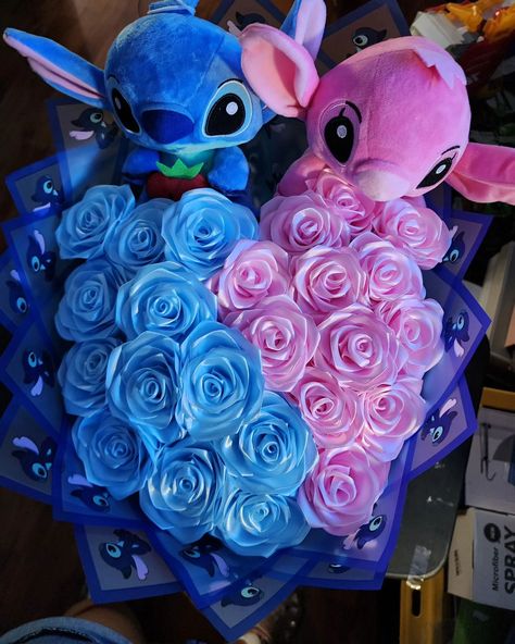 Stitch & Angel Bouquet 💐 💙 💓 #eternalroses #eternalflowers #rosaseternas #handmade #rosasdeliston #blueroses #pinkroses🌷 #stitchbouquet #stitch #stitchandangelbouquet #angelbouquet #florist #eternalrosesflorist #floristnearme #montebello #eastlosangeles #madewithlove Anime Flower Bouquet, Eternal Bouquet, Stitch Bouquet, Ribbon Rose Bouquets, Ribbon Flowers Bouquet, Eternal Flowers, Balloon Bouquet Diy, Ribbon Flowers Diy, Anime Flower