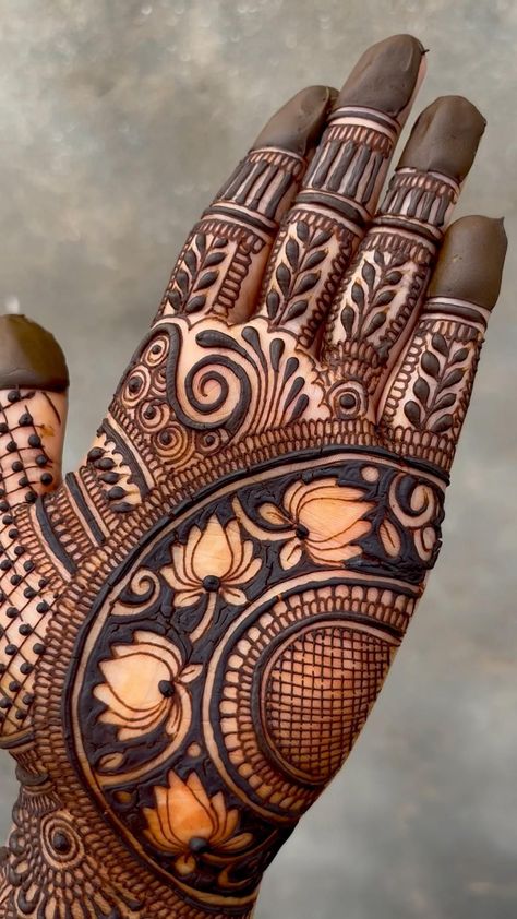 Uniq Mehandi Designs, Mendi New Design, Mahendi Front Hand Designs Latest, Mehendi Art Design, Mehedi Design Front Hand Bridal, Lotus Mehandi Designs For Hands, Designer Mahendi Design Latest, Henna Mahendi Design, M3hendi Design