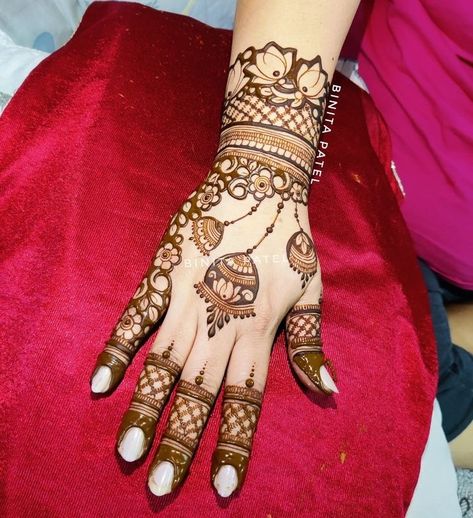 Diwali Mehandi Designs, Small Mehandi, Stylish Mehndi Designs For Back Hand, Artistic Mehendi, Diwali Mehndi, Mehndi Mandala, Designer Mehandi, Latest Mehndi Designs Wedding, Karva Chauth Mehndi Designs