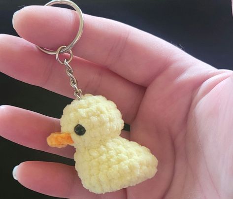 A cute and cuddly crocheted rubber ducky keychain that is perfect for adding a touch of whimsy to your keys. Makes a great gift for kids or adults.#crochetkeychain #handmadegifts #DIYkeychain #crochetlove #keychainaddict Crochet Duck Applique, Crochet Mini Duck, Key Chains Crochet, Duck Keychain Crochet, Cute Diy Keychains, Small Crochet Animals, Crochet Duck Keychain, Mini Crochet Projects, Cute Crochet Keychains