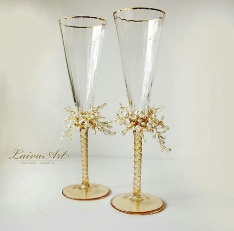 Glass Decor Ideas, Glasses Ideas, Wine Glass Designs, Wedding Champagne Glasses, Desi Wedding Decor, Glass Shoes, Wedding Champagne, Wine Glass Crafts, Champagne Toast