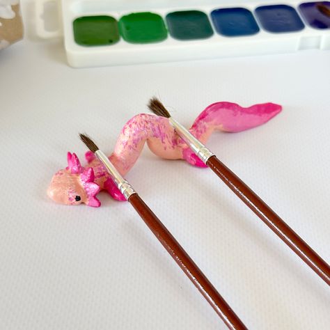 Axolotl paint brush holder - cute gift for artist or writers!  Approx. measurements of item: Length - 4.5" (11.5 cm); Height - 1.1" (2.7 cm) This paint brush holder is made from air-dry clay and can hold 2 brushes/pens. When you buy a listing, you get:  1) ONE axolotl paint brush holder. Also, you can order this paint brush holder in the color and size you need. To do this, just write me a message indicating the desired color and size and I'll create for you a special listing.  2) Neat packaging Paint Brush Clay Holder, Paint Brush Rest Clay, Diy Clay Paint Brush Holder, Polymer Clay Paint Brush Holder, Flamingo Clay Art, Ceramic Paint Brush Rest, Air Dry Clay Brush Holder, Air Dry Clay Projects Jewelry Holder, Clay Pencil Holder Ideas