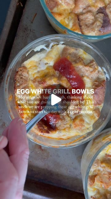 Ashley Starcher | Macro Coach on Instagram: "✨SAVE✨these single serve egg white grill 🍳to keep your meal prep simple this week! Take a quick 15 minutes to prep these bowls that you can grab on the way out the door for your busy on-the-go mornings.  Egg white grill at chickfila is always my go-to for fast food breakfast! But I love @elyseaellis @macro.friendly.food food casserole version! I adapted this recipe from to create a single serve version because I like a grab and go option with the least amount of clean up possible! 👌🏼  Comment CASSEROLE if you want the link to the full (MFF) casserole recipe.  Ingredients per bowl: 150g egg whites 2 TBSP Fairlife skim milk 2 oz cooked chicken breast 1/8 tsp onion powder 1/8 tsp garlic powder dash of salt and pepper 1 english muffin (cut into 1 Egg White Breakfast Bowl, Single Serve Macro Meals, Meal Prep Eggs, Single Serve Meal Prep, Egg White Breakfast, Single Serve Meals, Fast Food Breakfast, Macro Meal Plan, Breakfast Prep