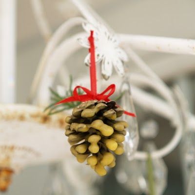 Let's make wax-dipped Pine Cone Ornaments. - The Magic Onions Pine Cone Christmas Decorations, Christmas Pine Cones, Diy Christmas Ornaments Easy, Pinecone Ornaments, Theme Nature, Diy Christmas Tree Ornaments, Cones Crafts, Pine Cone Crafts, Holiday Crafts For Kids