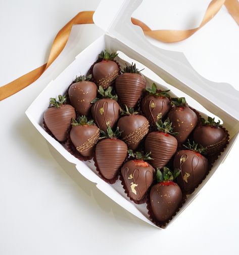 Chocolate-dipped berry goodness 🍫🍓🤎 . . . #vancouver #vancouvereats #vancouvertreats #yvreats #vancouverfoodie #vancityfoodie #chocolatecoveredstrawberries #yvrstrawberries #yvrsweets #giftideas #vancouvergifts #dippedstrawberries #dippedfruit #chocoberries Strawberry Chocolate Dipped, Dipped Berries, Bakery Foods, Strawberry Chocolate, Chocolate Dipped Strawberries, Strawberry Dip, Easy Snack Recipes, Covered Strawberries, Hairdo For Long Hair