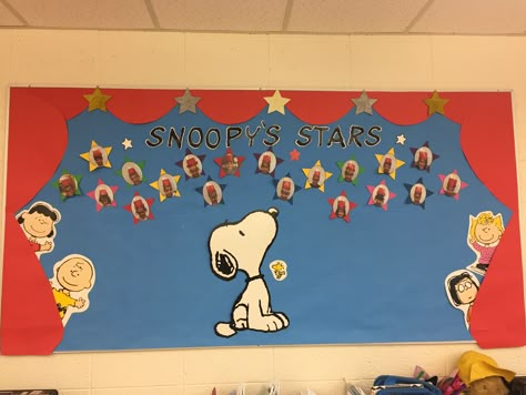 Snoopy themed classroom bulletin board. Snoopy's Stars Charlie Brown Classroom Theme, Snoopy Themed Classroom, Peanuts Classroom Theme, Snoopy Classroom Theme, Snoopy Bulletin Board Ideas, Spanish Classroom Bulletin Boards, Peanuts Gang Classroom, Charlie Brown Classroom, Peanuts Classroom