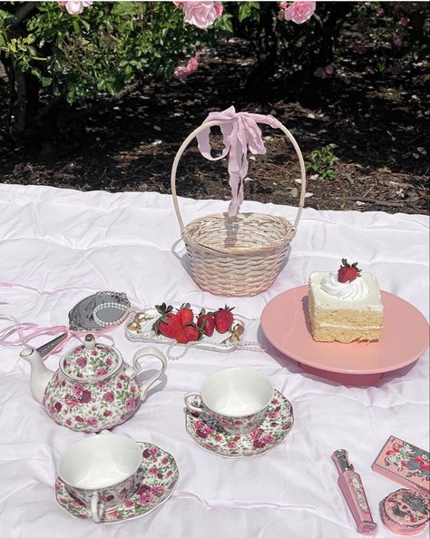 coquette fairy picnic aesthetic cottagecore birthday party cake inspo Fairy Picnic Aesthetic, Cottagecore Birthday Party, Princess Picnic, Cottagecore Birthday, Coquette Picnic, Fairy Picnic, Cottagecore Picnic, Picnic Birthday Party, Picnic Aesthetic