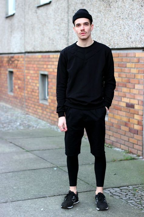 Black Man In Black, Minimalist Men, Hipster Outfits, Man Standing, Total Black, Men Street, Mens Fashion Suits, Mens Winter Fashion, Casual Winter Outfits