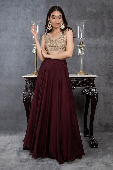 Sleeveless Blouse And Skirt, Skirt And Top Designs Wedding Dresses, Dresses For Sisters Wedding, Maroon Lehenga Simple, Ghagra Blouse, Traditional Skirt And Top, Simple Lehenga Designs, Lehenga Simple, Indo Western Outfits For Women