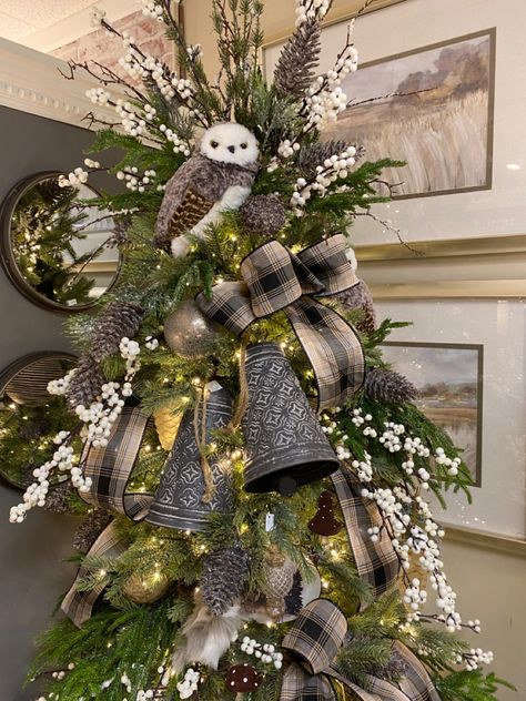 Owl Tree Topper Christmas, Bell Tree Topper, Rustic Decorated Christmas Trees, Christmas Tree Toppers Ideas Diy 2024, Woodland Tree Topper, 2025 Christmas Tree Trends, Rustic Country Christmas Tree Ideas, Woodland Christmas Tree Ideas, Aspen Christmas Tree