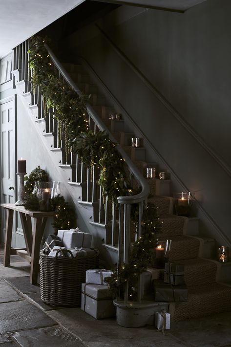 How to make a home cozy for Christmas: 9 designer rules | Stairs Renovation, Christmas Stairs, Christmas Staircase, Christmas Colours, Cosy Christmas, Diy Stairs, Christmas Interiors, Christmas Inspo, Black Christmas