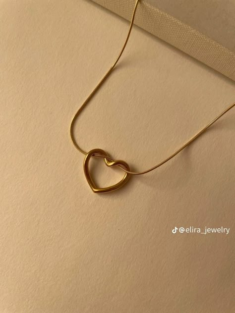 Minimal Gold Pendant, Ring Necklace Aesthetic, Minimal Jewelry Aesthetic, Aesthetic Gold Chain, Heart Necklace Aesthetic, Minimalist Accessories Jewellery, Simplistic Jewelry, Stylish Jewelry Accessories, Xoxo Jewelry