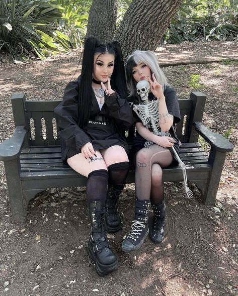 Goth Friends Aesthetic, Goth Lesbian, Platonic Life Partner, Goth Friends, Future Aesthetic, Egirl Fashion, Punk Aesthetic, Kawaii Cosplay, Goth Girl