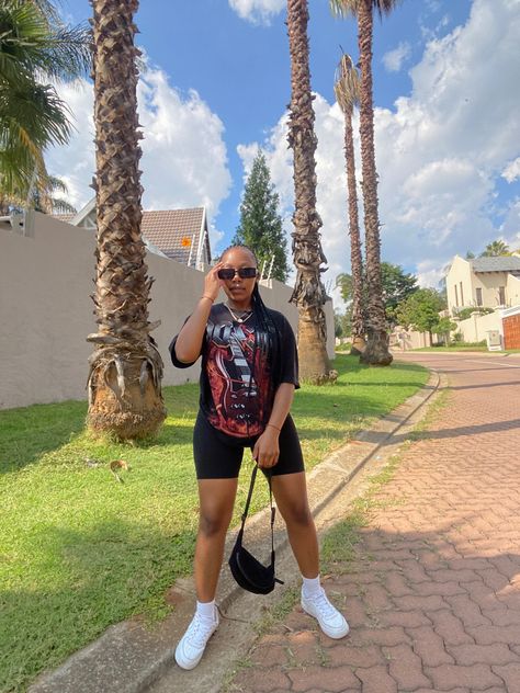 Black girl wearing black biker shorts, graphic tee and a black brows bag. Sunday Fashion, Graphic Tee Outfit, Biker Shorts Outfit, Graphic Tee Outfits, Shorts Outfit, Life Pictures, Aesthetic Outfit, Tee Outfit, Teenage Fashion Outfits