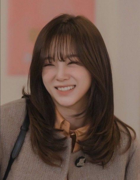 Medium Length Haircut Bangs Round Faces, Poni Ala Korea, Potong Poni Ala Korea, Pretty Hair Cuts, Korean Haircut, Hair Style Korea, Hair Inspiration Long, Hairstyles For Layered Hair, Kim Sejeong