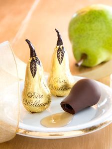 Chocolate Pear Liqueur Gift Box Beautiful Food Packaging, Liquor Candy, Food Nostalgia, Chocolate Rain, Pear Liqueur, Pear Brandy, Drink Accessories, Raspberry White Chocolate, Chocolate Work