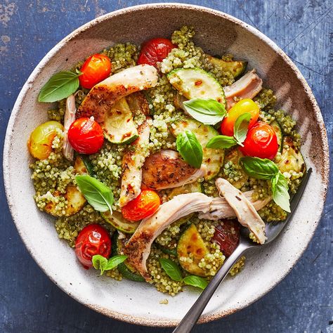 Chicken Tomatoes, Quinoa Recipes Easy, Carrots Broccoli, Protein Vegetarian, Easy Quinoa, Vinaigrette Salad, Chicken Skillet, Chicken Quinoa, Broccoli Recipe