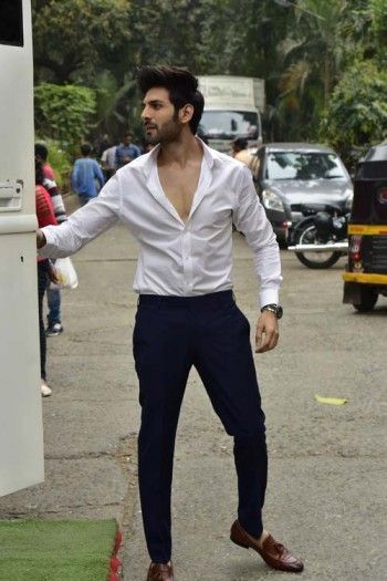 Tips To Look Taller: 5 Reasons Why Kartik Aaryan's Outfit Is Perfect For Men Who Are 5'9 Formal Dresses For Men, Blazer Outfits Men, Kartik Aaryan, Formal Men Outfit, Formal Men, Mens Casual Outfits Summer, Formal Mens Fashion, Classy Outfits Men, Men Fashion Casual Shirts