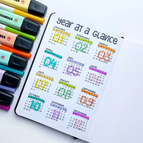 How to Use a Year in Pixels Layout in your Bullet Journal - Bullet Journal Junkie 2023 Year At A Glance, Crayola Pens, Simple Hand Lettering, Bullet Journal Icons, Tutorial For Drawing, Bullet Journal Mental Health, Writing Hand, Year In Pixels, Exam Schedule