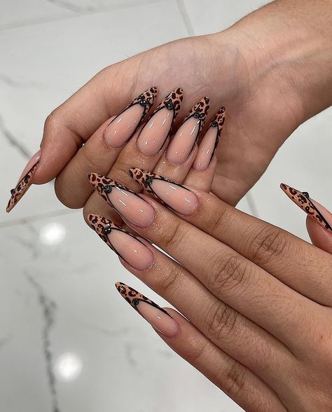 Long and elegant nails, perfectly manicured with a classic white tip. And to add a wild touch, the tip of the nail is adorned with a bold leopard print, while the rest of the nail is a subtle nude color. These nails are perfect for those who want to add a touch of glamour and adventure to their style. #nails#longnails #nailsideas #longnailsideas#originalnailsideas #NailArt#ManiMonday#NailDesigns#NailInspiration#NailGoals#NailObsession#NailFashion#NailSwag#NailSelfie#NailAddict Nails Leopard, Cheetah Nails, Style Nails, Leopard Print Nails, Glamour Nails, Almond Acrylic Nails, White Tip, Elegant Nails, Bling Nails