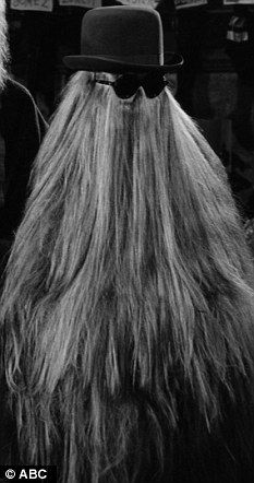 Cousin Itt Addams Family Film, Modern Family Sofia, Modern Family Sofia Vergara, Original Addams Family, Addams Family Characters, Cousin Itt, Addams Family Tv Show, Wind Blown Hair, Cousin It