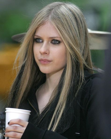 An Icon!👑 📸Today Show Avril Levigne, Avril Lavingne, Avril Lavigne Photos, Avril Lavigne Style, Abbey Dawn, Dyed Hair Inspiration, Under My Skin, Black And Blonde, Concert Series