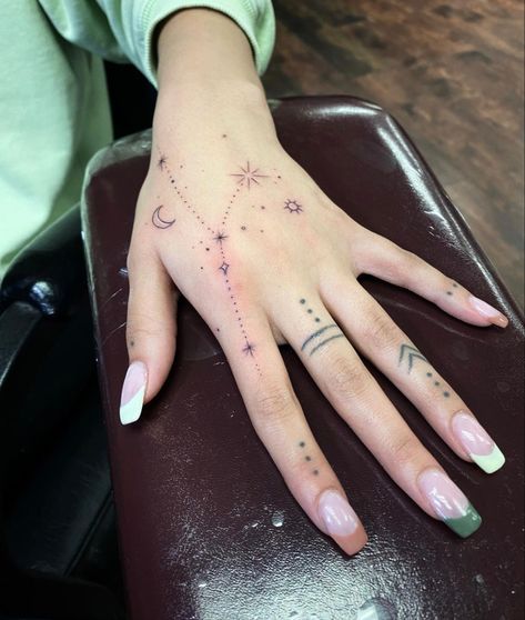 Simple Hand Tattoos, Small Finger Tattoos, Finger Tattoo For Women, Cute Hand Tattoos, Hand And Finger Tattoos, Pretty Hand Tattoos, Finger Tattoo Designs, Geniale Tattoos, Hand Tattoos For Women