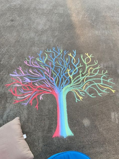 Earth Day Chalk Art, Easy Sidewalk Chalk Art Ideas Disney, Simple Chalk Art, Easy Chalk Art, Sidewalk Chalk Art Ideas, Easy Chalk Drawings, Chalk Photography, Street Chalk Art, Chalk Activities