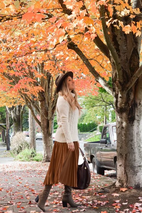 Super Chunky Cable Knit Sweater & Pleated Skirt | On the Trip Side Club Outfit Ideas For Women, Sweater And Pleated Skirt Outfit, Country Club Outfit, Brown Pleated Skirt, Best Sweaters, Pleated Skirt Outfit, Singer Fashion, Club Outfits For Women, Chunky Cable Knit Sweater