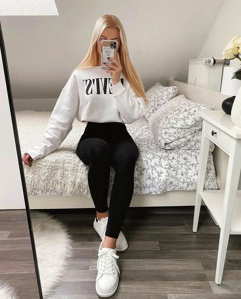 Mode Ulzzang, Black Jeans Outfit, Model Pose, Causual Outfits, Teenage Fashion Outfits, Fashion Mode, Teen Fashion Outfits, Winter Fashion Outfits, College Outfits