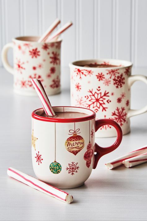 Mug Noel, Diy Christmas Mugs, Hot Chocolate Mugs, Holiday Hot Chocolate, Christmas Contests, Ceramic Cafe, Chocolate Mugs, Pretty Mugs, Tassen Design