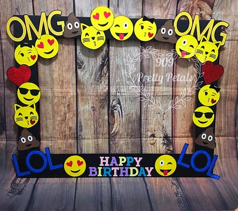 Photo Booth Frame Diy, Photobooth Frame Diy, Emoji Photo Booth, Emoji Party Decorations, Photo Booth Frame Prop, Make Emoji, Party Photo Frame, Emoji 2, Yarn Crafts For Kids