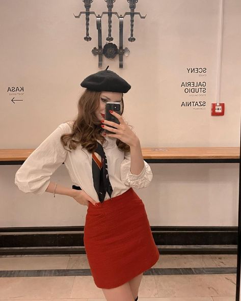 Skirt Outfit 2023, Red Mini Skirt Outfit, Red Skirt Outfits, Skirt Outfits Aesthetic, Parisian Outfits, Outfits Skirt, Mini Skirt Outfit, Outfit 2023, French Outfit