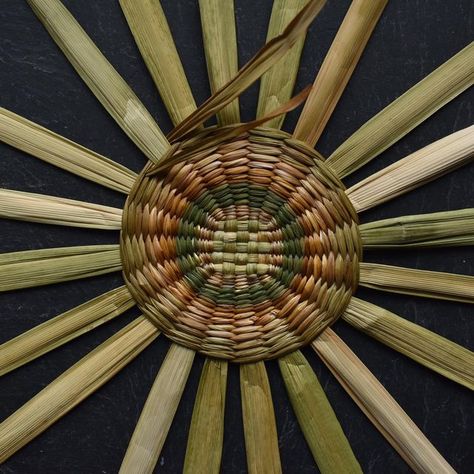 Straw Art, Basket Weaver, Inkle Weaving, Big Basket, Willow Weaving, Day Lilies, Coiled Baskets, Bamboo Crafts, Dry Leaf