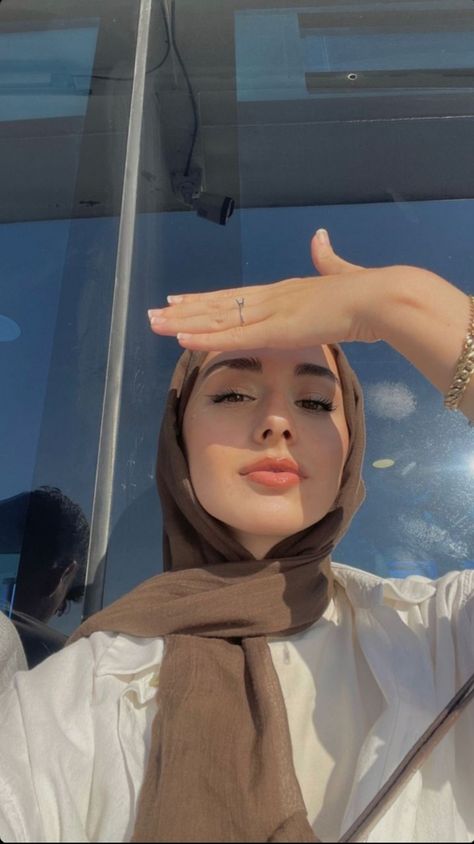 Hijab Style Tutorial, Stylish Hijab, Hijab Trends, Muslim Outfits Casual, Hijab Style Casual, Arabian Beauty Women, Hijab Cartoon, Hijabi Aesthetic, Selfie Poses Instagram