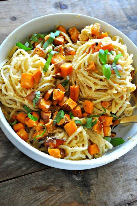 Vegan Spicy Pasta with Roasted Sweet Potatoes Spicy Pasta, Potato Pasta, Vegan Pasta Recipes, Vegan Comfort Food, Vegetarian Recipes Easy, Roasted Sweet Potatoes, Easy Vegetarian, Vegan Eating, Vegan Dinners